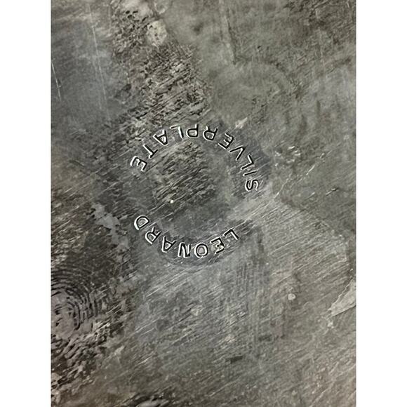 Leonard Silverplate Footed Round Serving Tray. Scalloped Edge. Floral pattern. - Picture 5 of 6